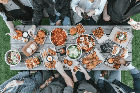 Un groupe de personnes mangeant un repas sur une table