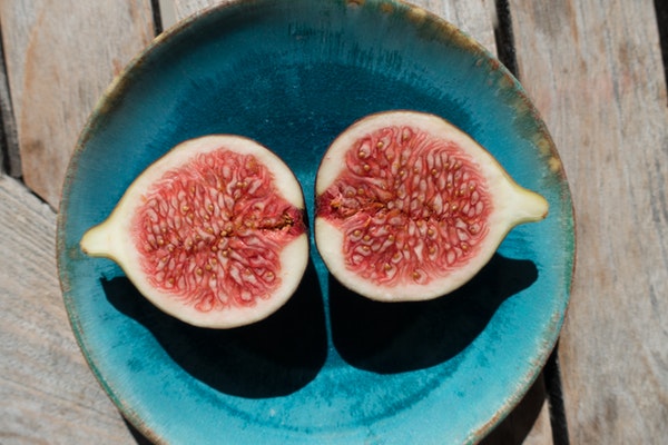 fig-sliced-turquoise plate on wooden-table eve and elle
