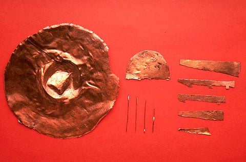 Bandeja y agujas de cobre utilizadas en el antiguo Egipto.