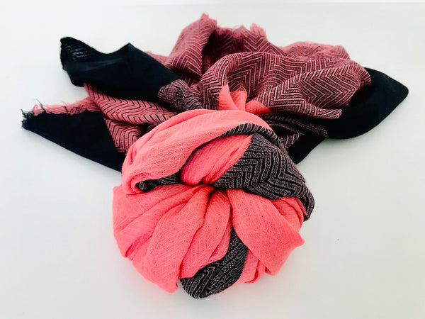 Pink and black Kashmiri fine cashmere scarf in herringbone weave