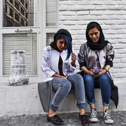 Kaum muda Iran dengan pakaian kontemporer (www.independent.com)