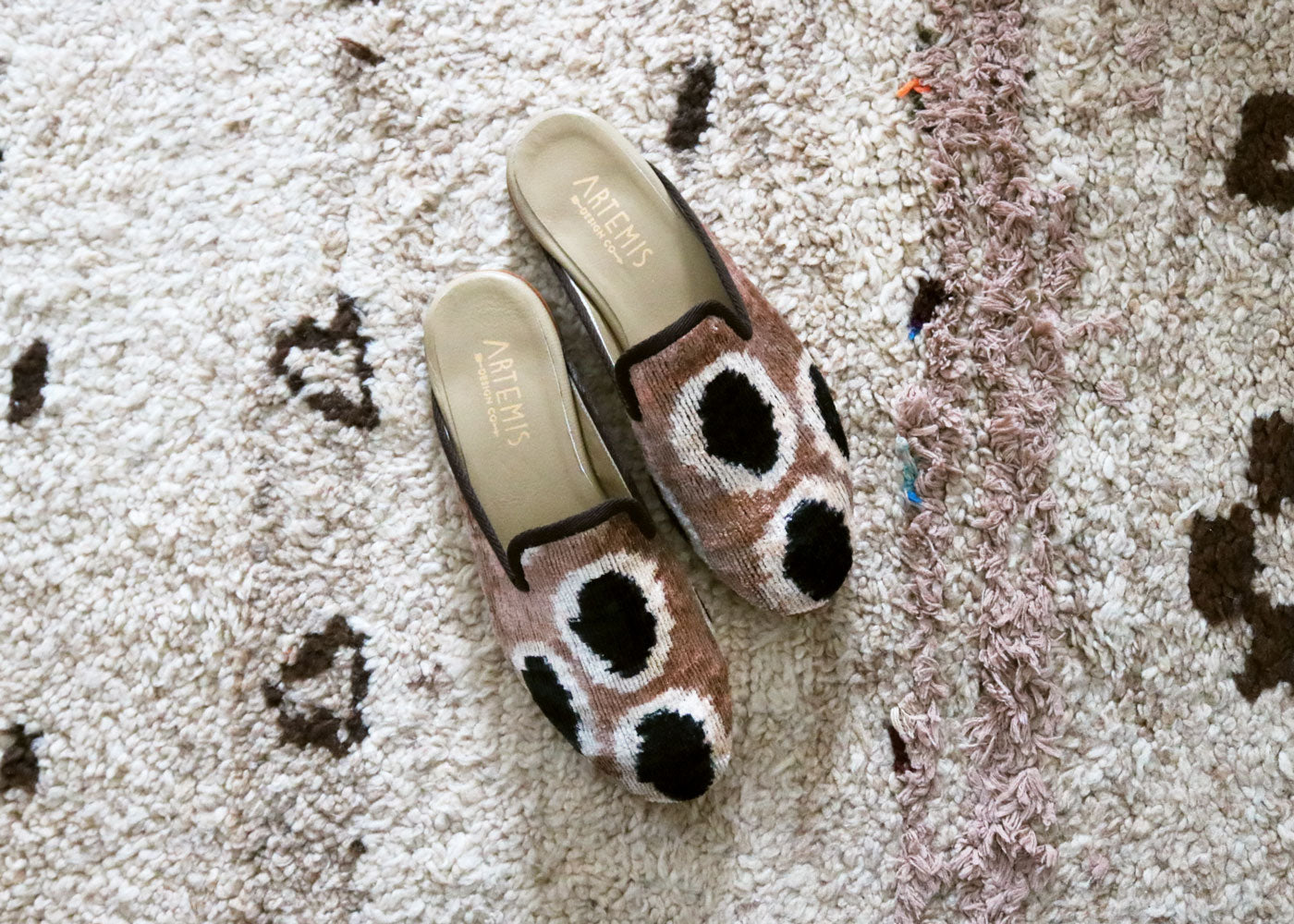 Claudine velvet slippers on a moroccan carpet