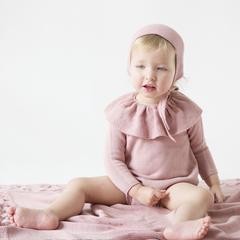 Romper suit with ruffle collar