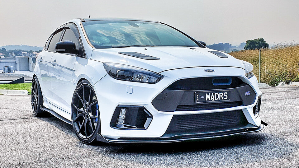White Ford MK3 Focus RS modified with Flow Designs lip splitter