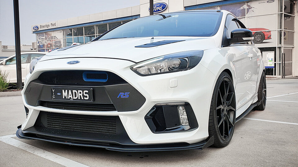 White Ford MK3 Focus RS modified with Flow Designs lip splitter