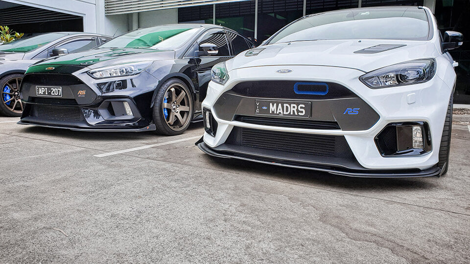 White Ford MK3 Focus RS modified with Flow Designs lip splitter