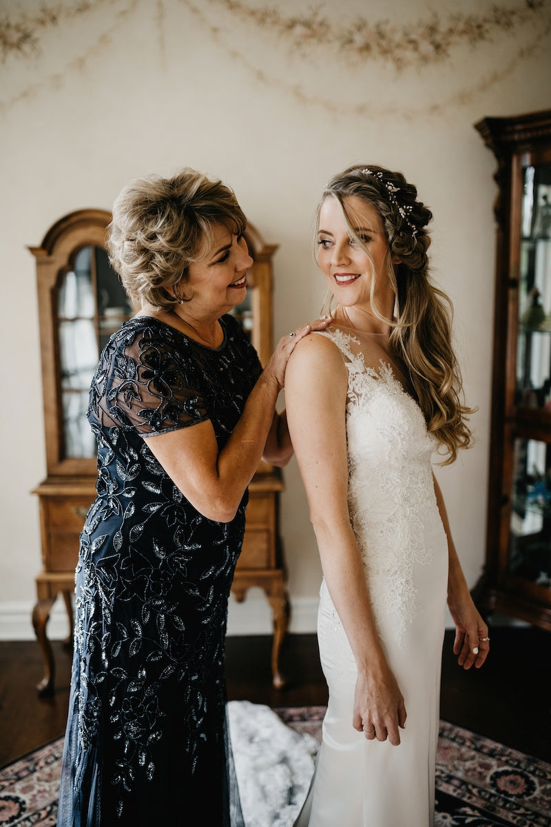 mother daughter on wedding day