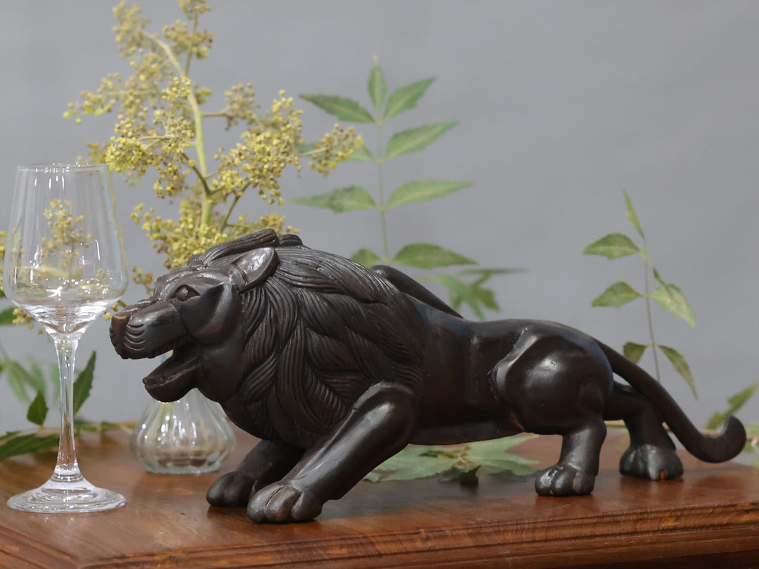 手工制作的木制狮子动物雕像
