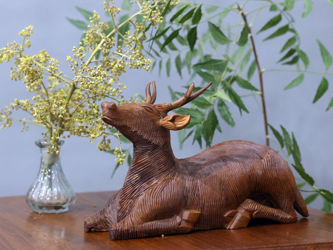 冥想木鹿动物雕像