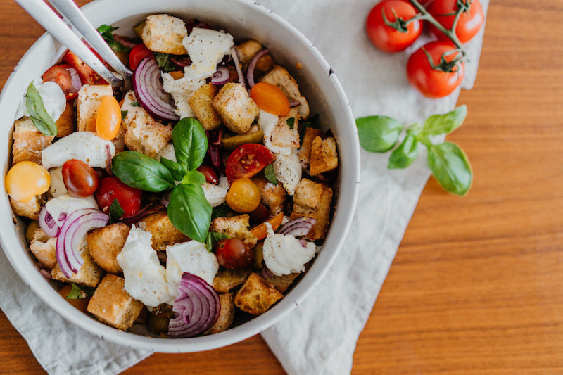 Tomaten-Brot-Salat mit Büffelmozzarella