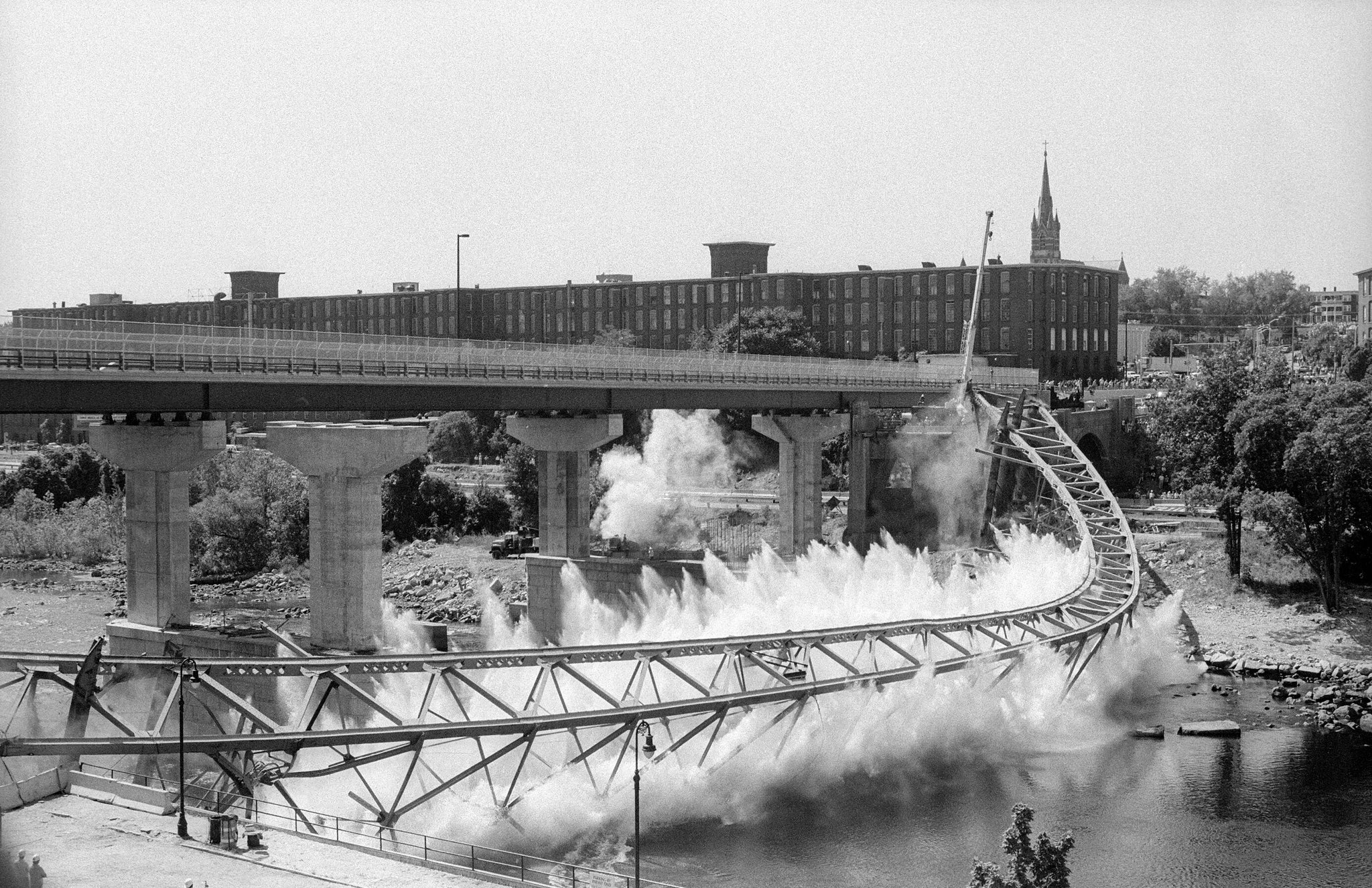 Notre Dame Bridge coming down, September 6, 1989. Photo by George Naum. -- Courtesy Union Leader Archives