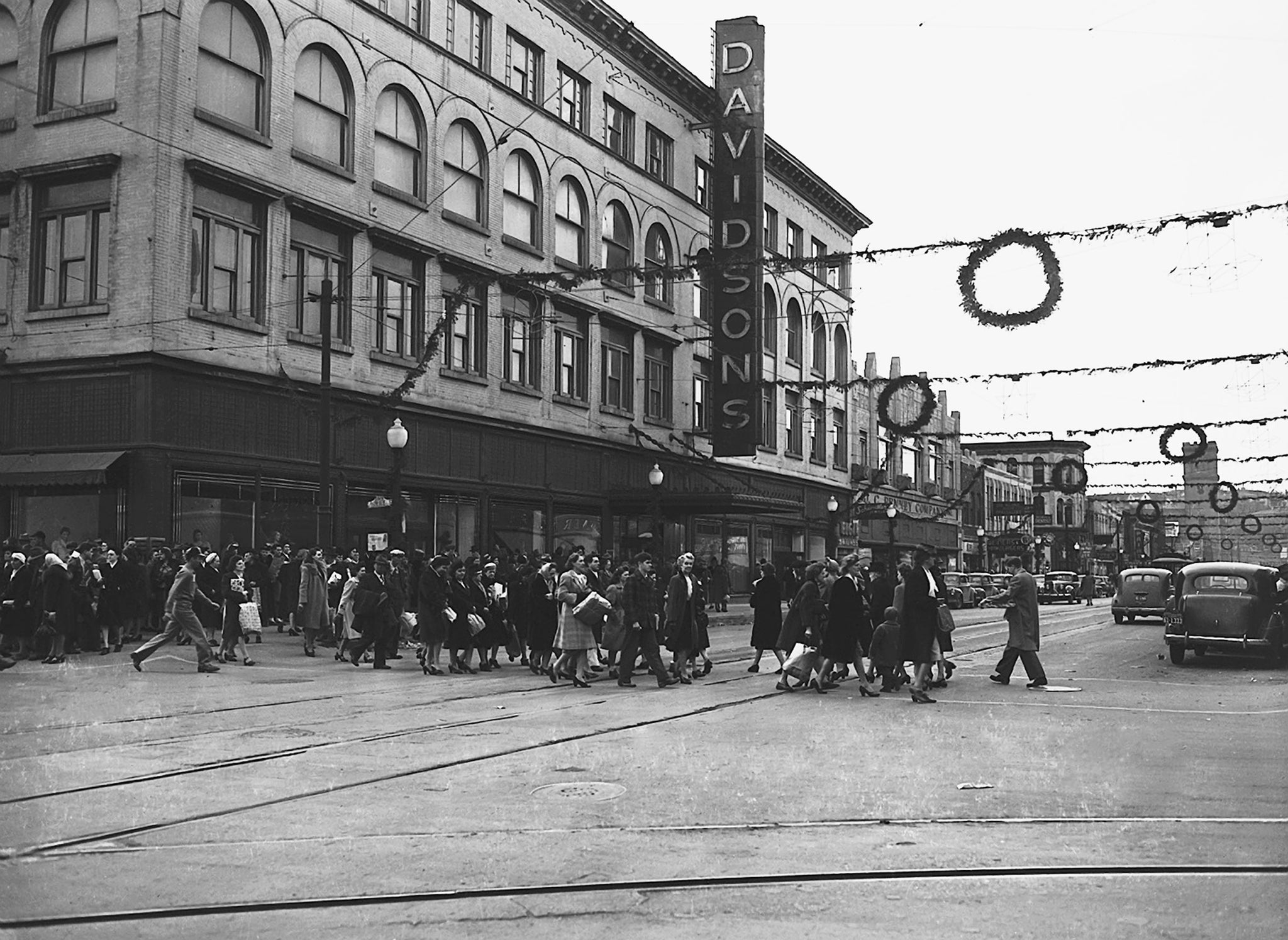 Shoppers crossing Fourth Street in front of Davidson Brothers Department Store at Christmas time, prior to 1949. -- Sioux City Public Museum
