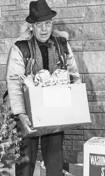 Art Chandler, member of the Goodfellows, delivering boxes of groceries on Christmas, 1960. -- Bremer County Historical Society and Museum