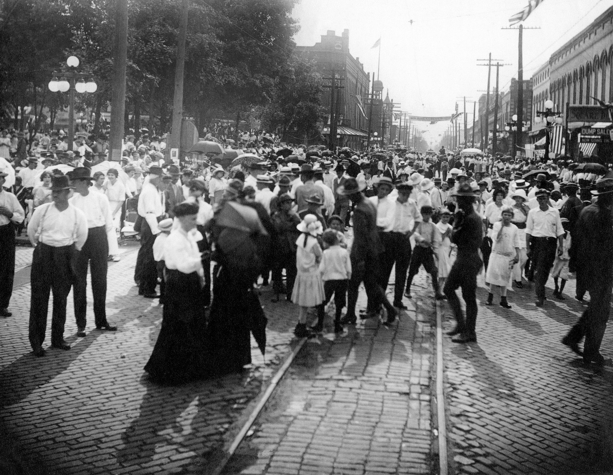 Looking west on Walnut Street at the Logan Day celebration in Murphysboro, August 3, 1914. -- Courtesy Jackson County Historical Society / #14188 Abraham Lincoln Presidential Library