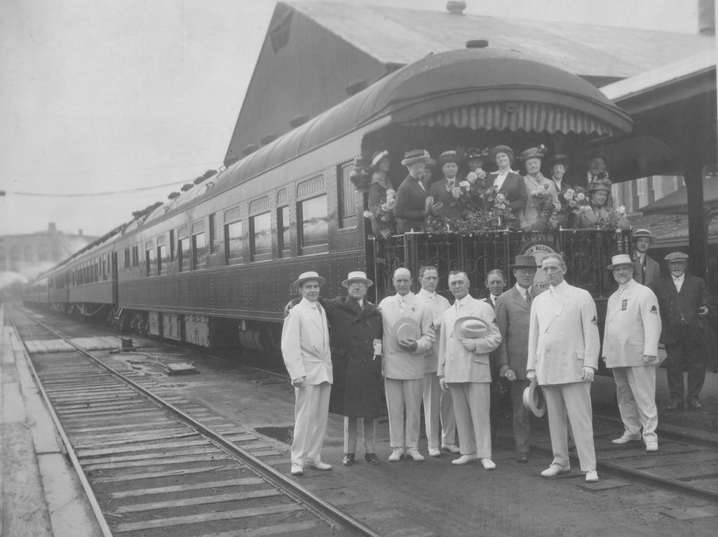 June 1913 Royal Rosarians bidding farewell to delegation from Pasadena, California. -- Royal Rosarians Archives