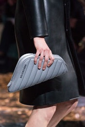 Bolso de mano balenciaga b gris