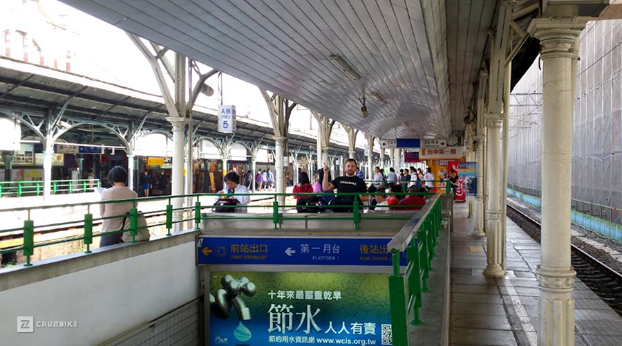 Taiwan-03-Train-Station