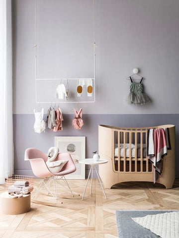 Roze als accentkleur in de babykamer