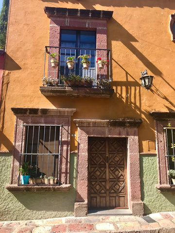 hacienda_gold_green_yello_stucco_color_wooden_door_san miguel_mexico