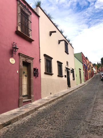 streetscape_color_homes_cobblestone_streets_architecture_san miguel de allende_mexico