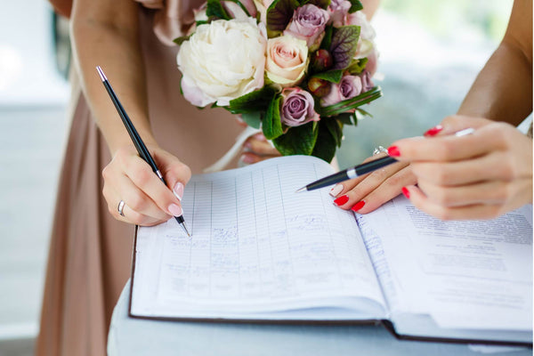Du darfst die Hochzeitsurkunde mit unterschreiben. Vergiss deshalb dein Ausweisdokument nicht!