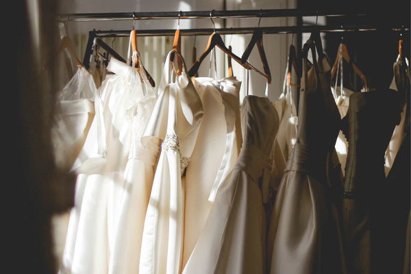 Ein Hochzeitskleid auszusuchen, kann eine der schönsten Aufgaben in Vorbereitung auf eine Hochzeit sein.