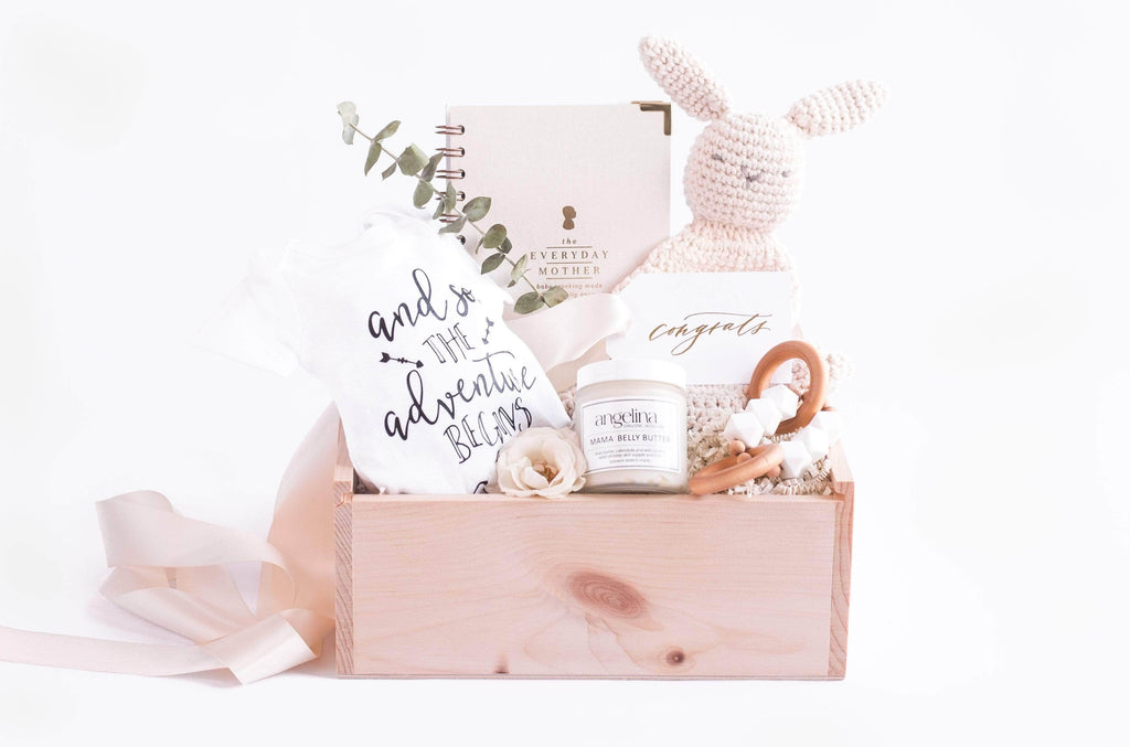 http://cdn.shopify.com/s/files/1/0024/3728/3897/articles/new-mom-to-be-pregnancy-curated-gift-box-marigold-grey3_1024x1024.jpg?v=1563409347