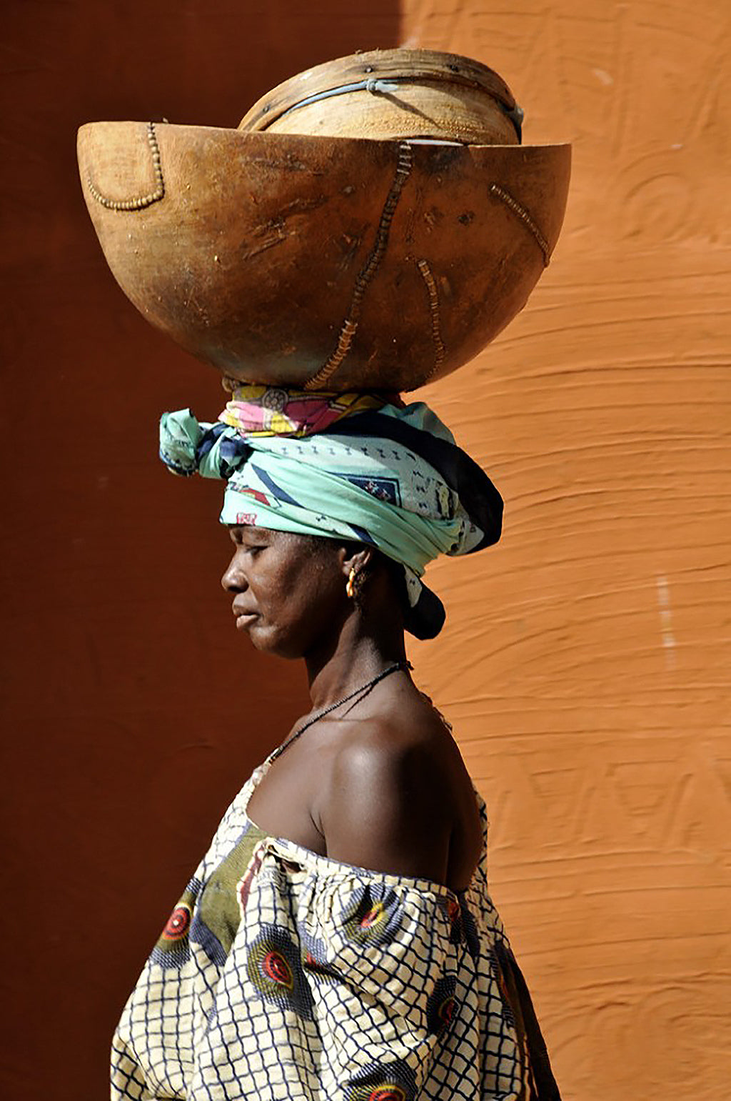 Safari Journal / Blog by Safari Fusion | Colour crush / ochre | Woman carrying bowls in Mali, West Africa