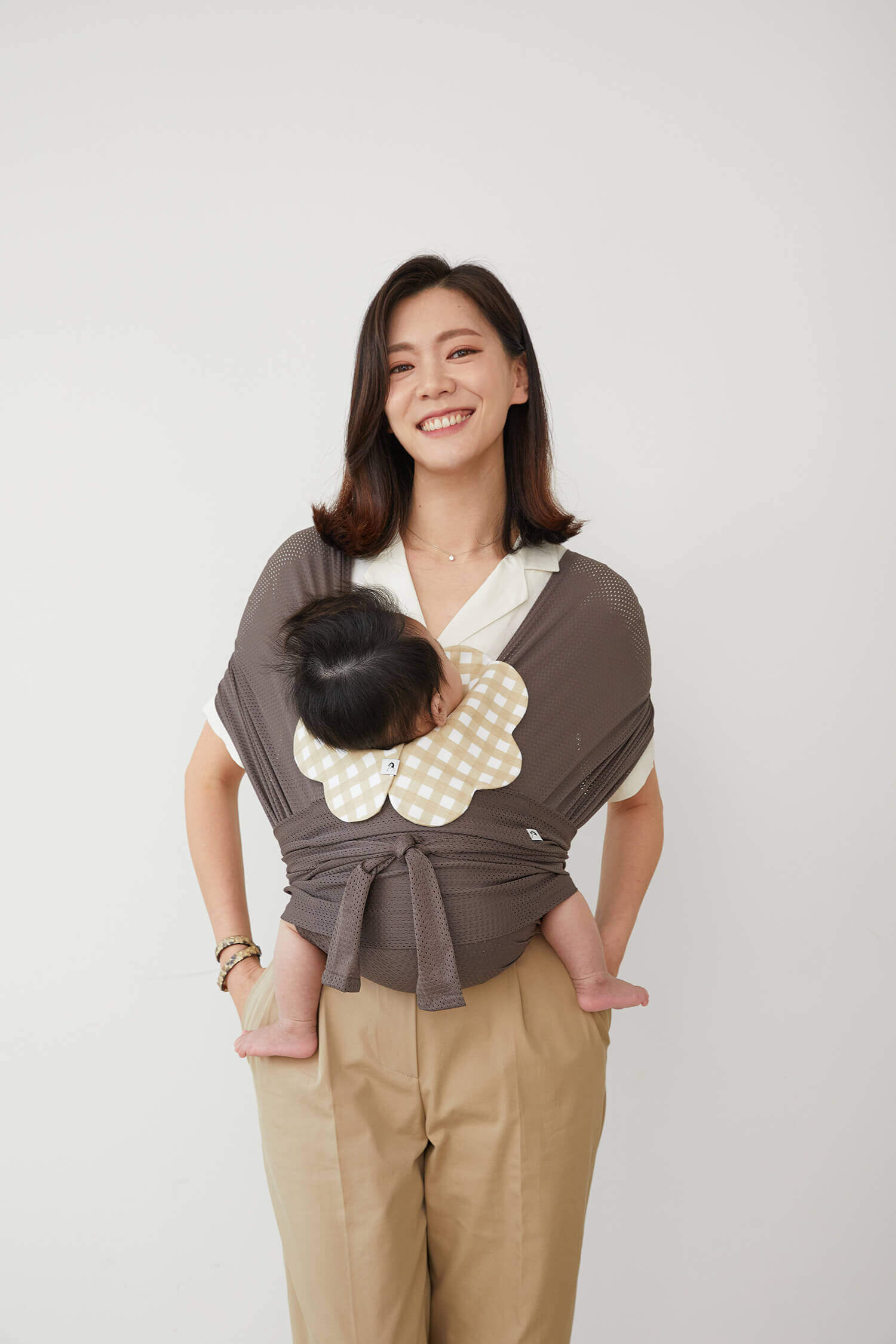 An ultra-lightweight and hassle-free baby wrap carrier, designed to look great, alleviates back/shoulder pain and helps babies fall asleep quickly and soundly.