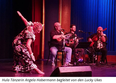 Hula-Tänzerin Angela Habermann mit den Lucky Ukes