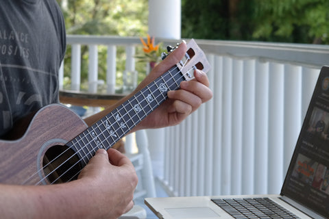 Ukulele Spieler beim Online-Lernen