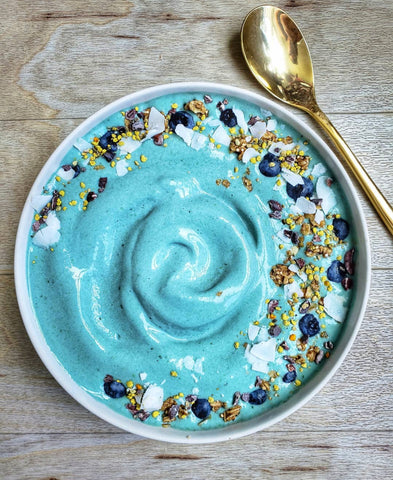 blue spirulina smoothie bowl 