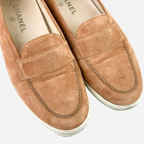 https://trendful.com/products/chanel-light-brown-suede-round-toe-loafers?_pos=1&_sid=c04b1c941&_ss=r