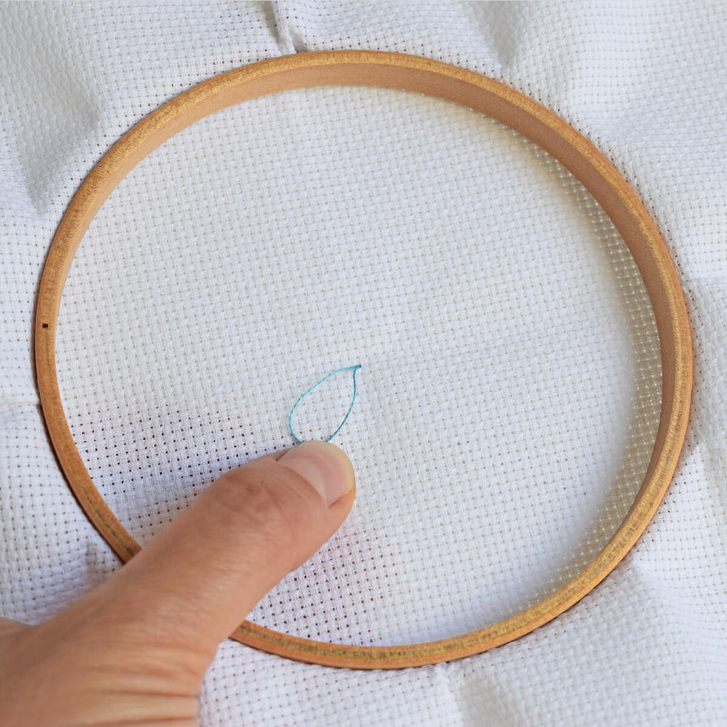 Catch the loop end of the thread - how to cross stitch