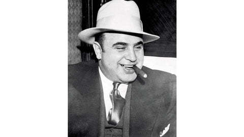 Al Capone con sombrero y cigarro