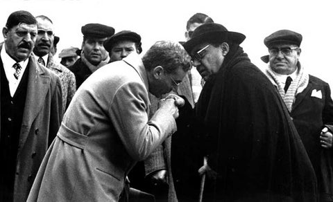 'Lucky' Luciano besa la mano del "Jefe de Todos los Jefes" a quien luego mandó a matar.