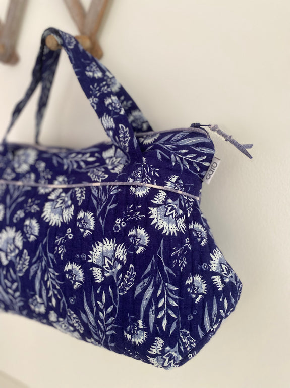 Tall Washbag with handles China Blues