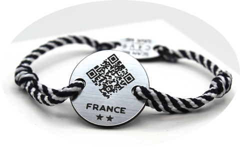 Bracelet d'identification qoeur c'est la solution pour les enfants perdus sur la plage : www.qoeur.fr