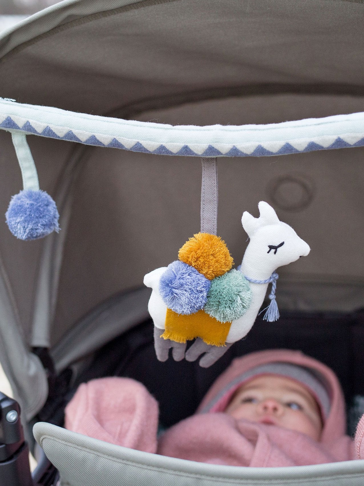 Berliner Baby mit mara mea Kinderwagenkette mit Lama