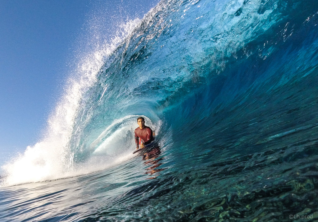 Photographie surf extreme FLYINGCLOUD SWIMWEAR TAHITI LEA LH PROD