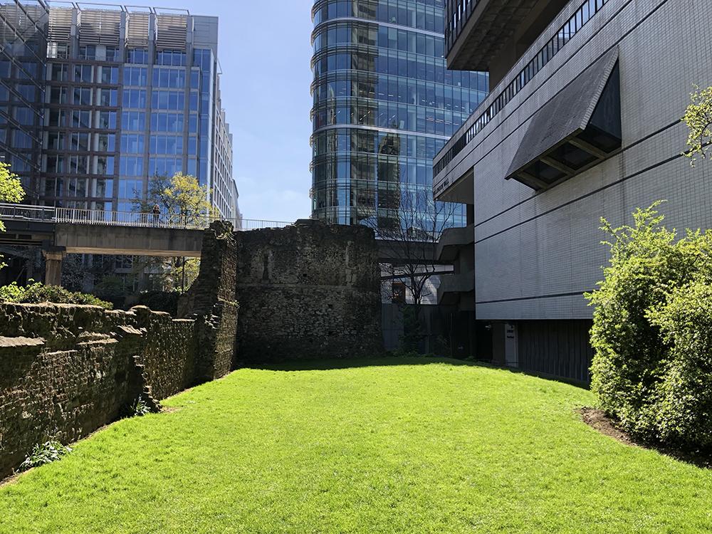 Roman Fort Gate in the City of London is good for a Picnic