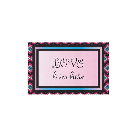 'Love lives here' Quadrangle Print Accent Area Rug