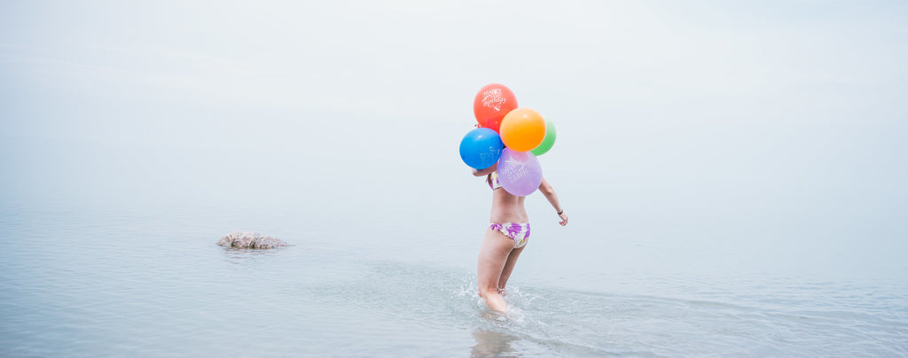 Frau mit Ballons im Wasser