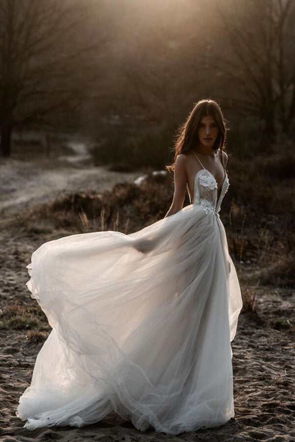 Tulle A-line V-neck Spaghetti Straps Wedding Dress MW678 | Musebridals