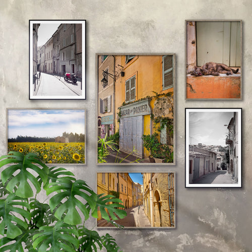 billedvæg og plakat væg med billeder fra provence frankrig