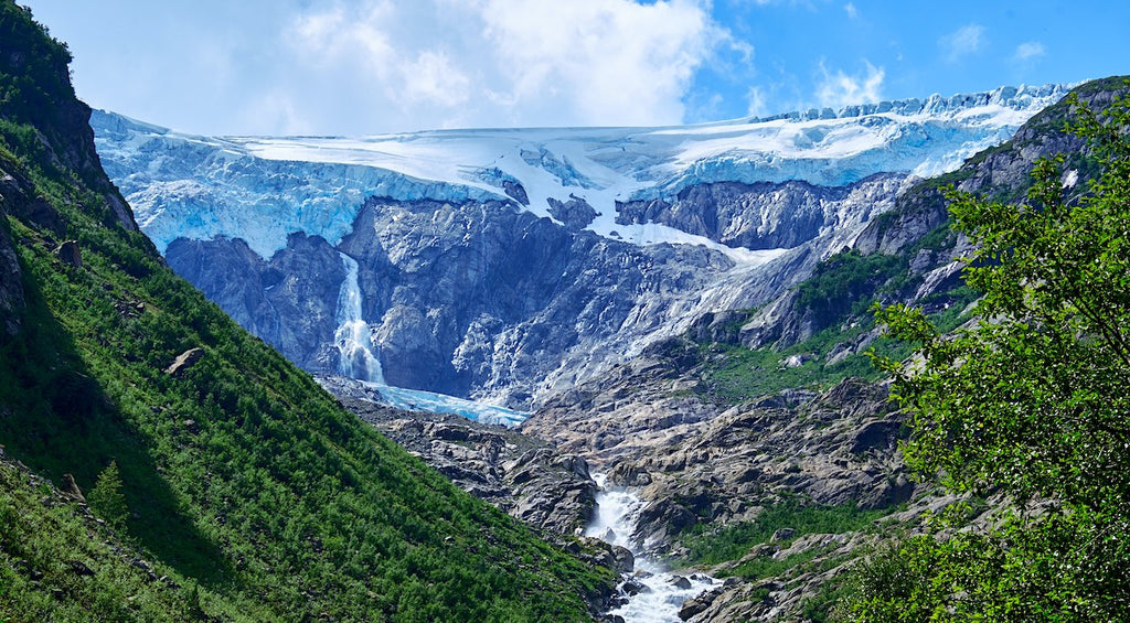 Dalen med smältvatten från den norska Folgefonnaglaciären