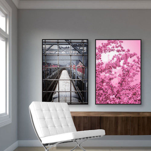to plakater med lyserøde og grå farver