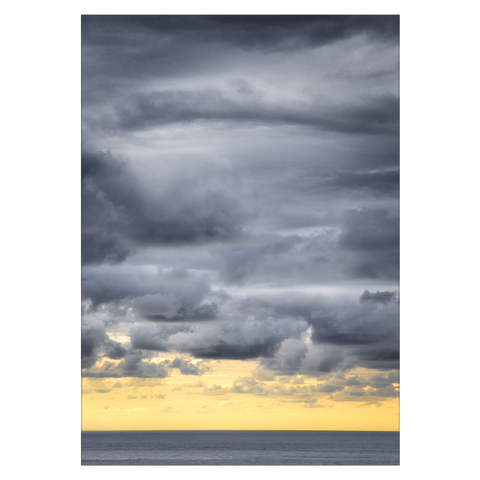 gul plakat med solnedgang over havet under en voldsom himmel