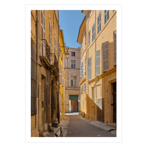 gul plakat med et romantisk gademotiv fra Provence