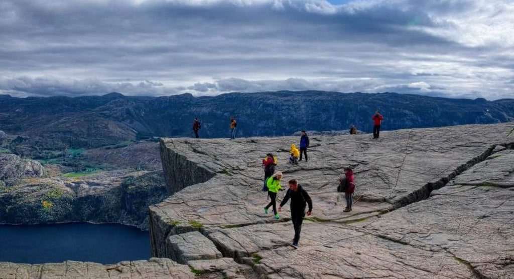 turister der løber rundt på prædikestolen